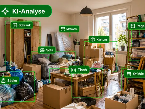 Vollgestelltes Zimmer, in dem Schrank, Sofa, Kartons und Säcke von der KI erkannt wurden